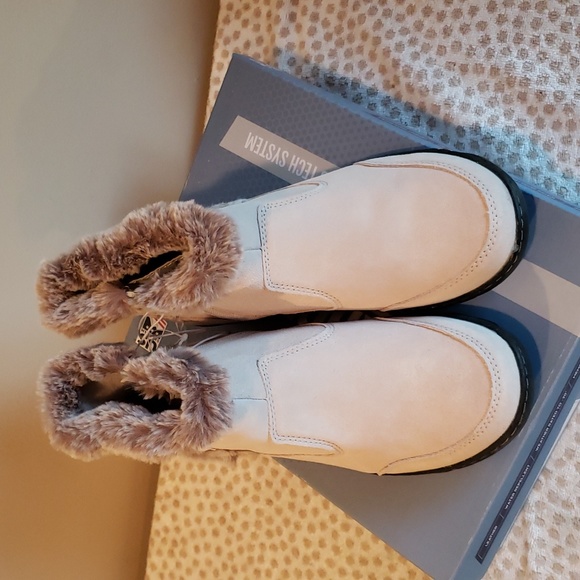 Khombu Women Boots, Size 8 Color Cream - Picture 8 of 10